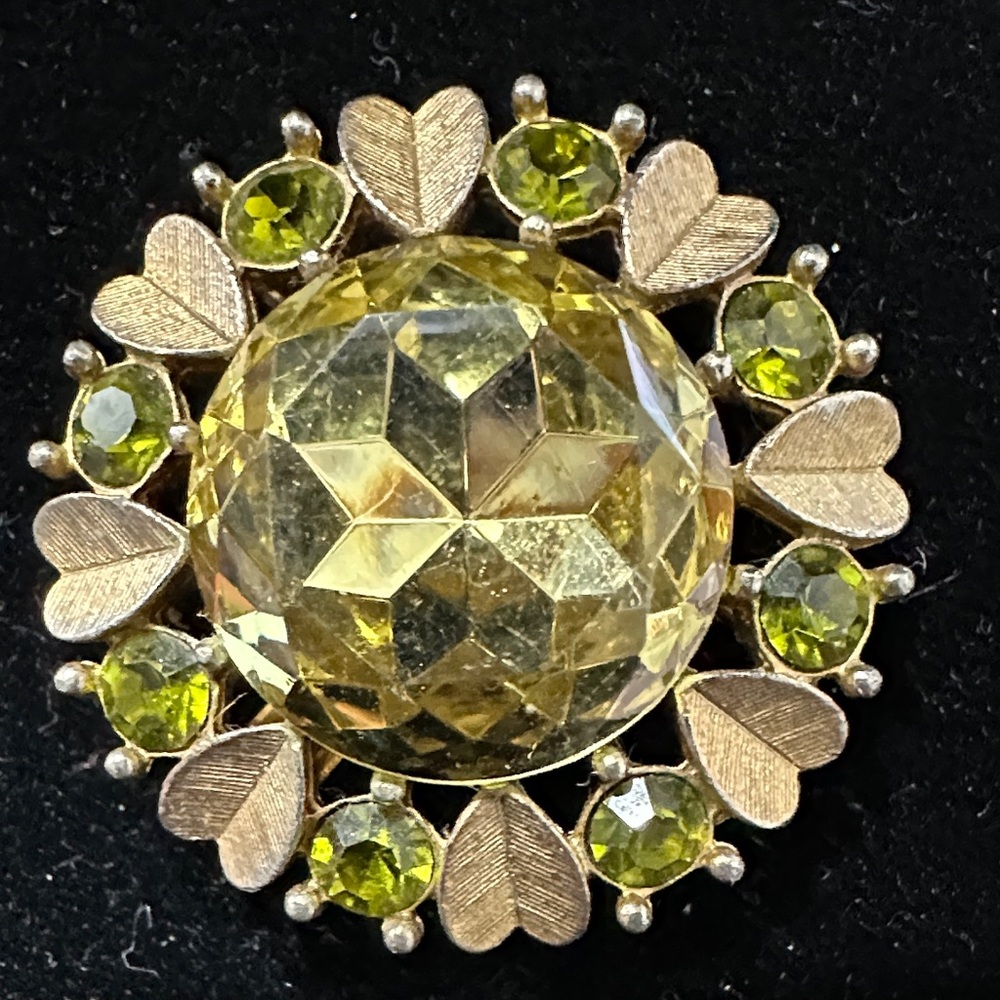 135 – Avon Vtge. Sun Brilliant brooch/pendant features citrine rhinestone